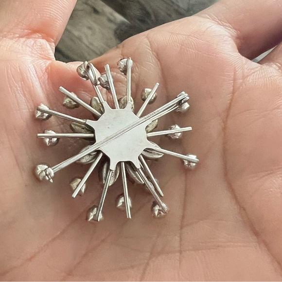 Rhinestone silver floral brooch - Picture 3 of 5